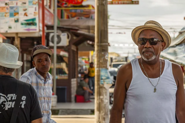 Gente en la calle en Bocas del Toro, Panamá