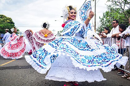 Mujer con traje tradicional en Los Santos