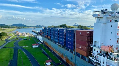 Barco grande en el Canal de Panamá
